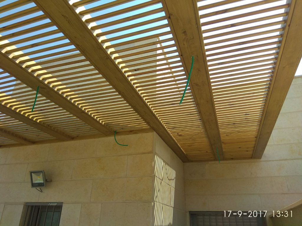 פרגולות עץ למרפסת ופרגולות הצללה בעיצוב טבעי