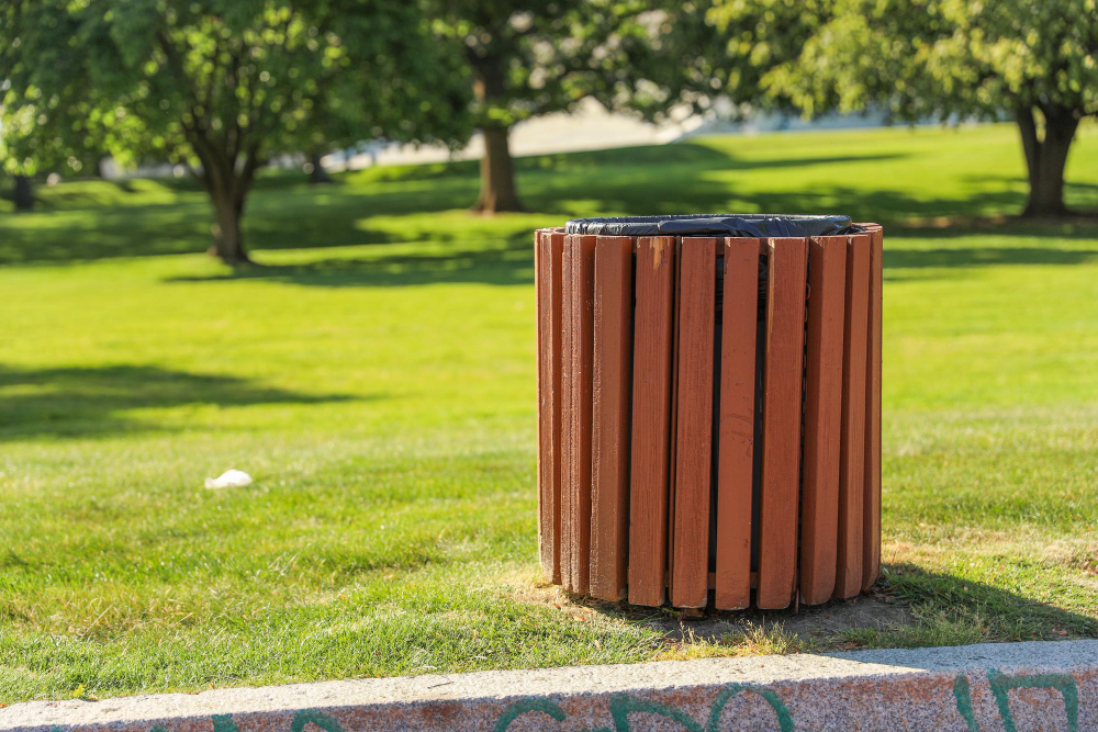 פח אשפה לגינה ציבורית לניקיון במרחב